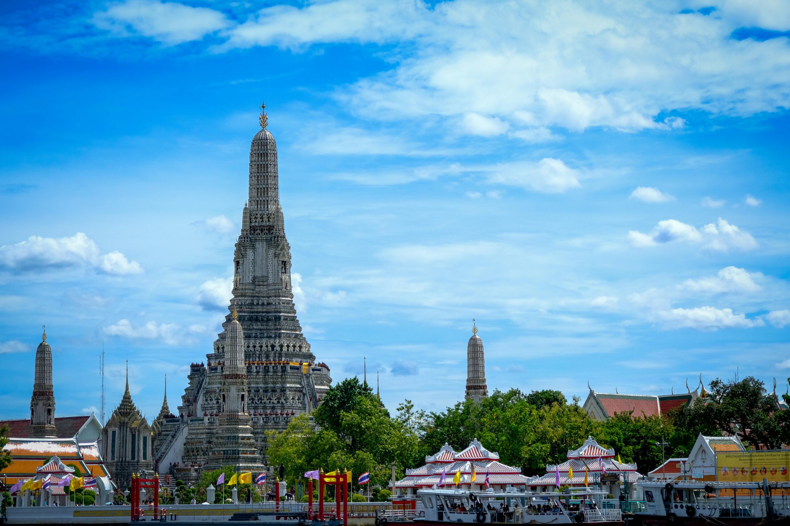 Beautiful capture of Wat Arun, the iconic landmark with vibrant sky in Bangkok, Thailand.